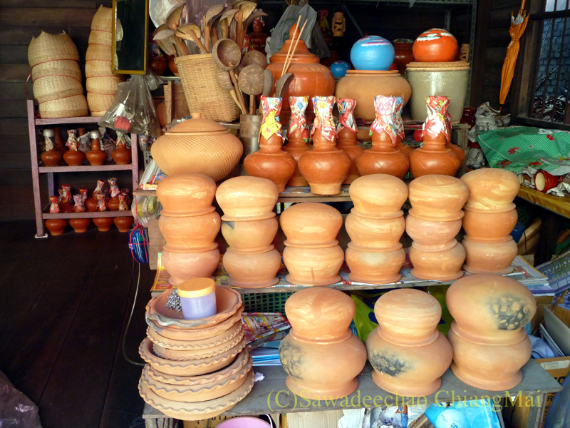 チェンマイにあるレトロな雑貨屋の焼き物の容器