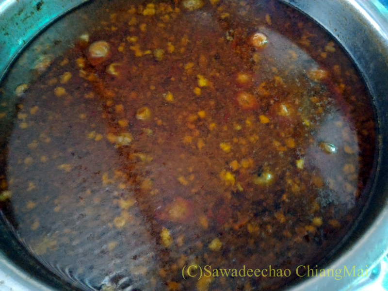 カノムチン・ピークンのスープの鍋