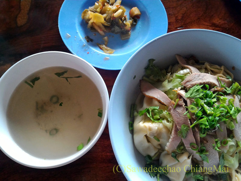 アルノータイのピロム雲南麺館の汁なしワンタン中華麺