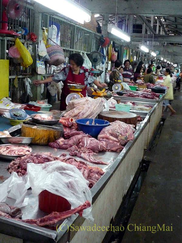 チェンマイのチャーンプアック市場の肉屋