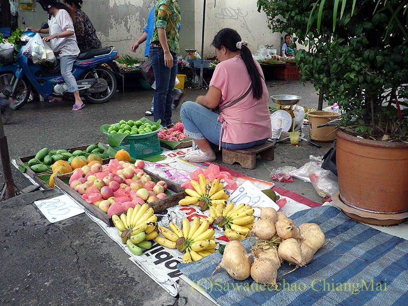 チェンマイのチャーンプアック市場の果物売り