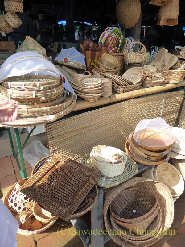 チェンマイにあるJJ日曜安全食品定期市の大きな東屋内のラタン雑貨屋
