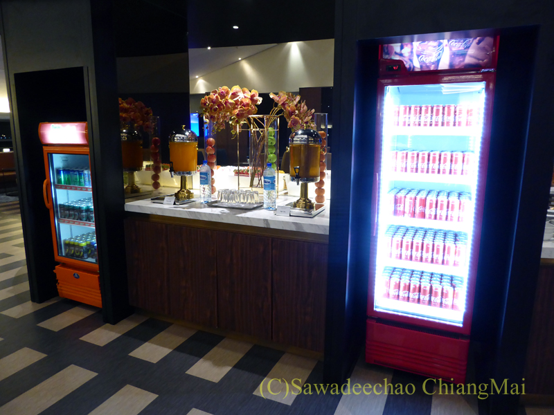クアラルンプール空港マレーシア航空ゴールデンラウンジの飲み物コーナー