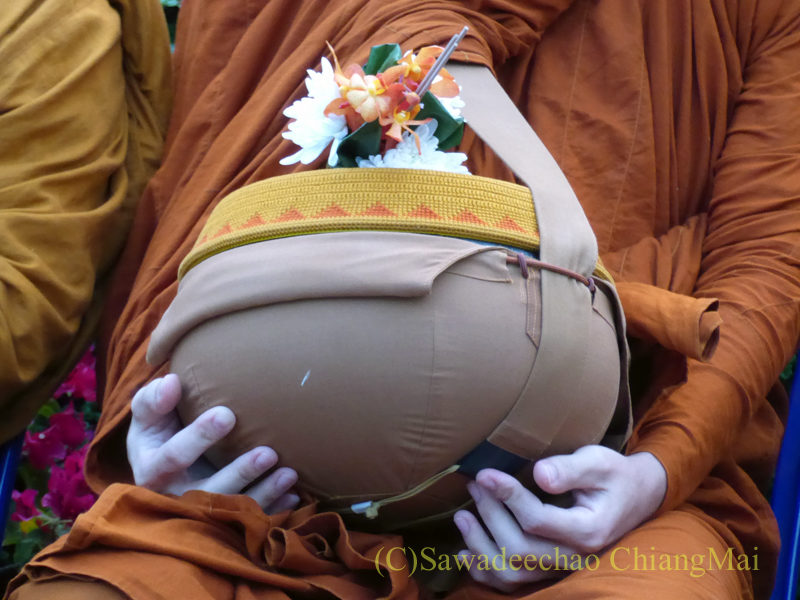 チェンマイ元旦朝の特別托鉢の僧侶の鉢