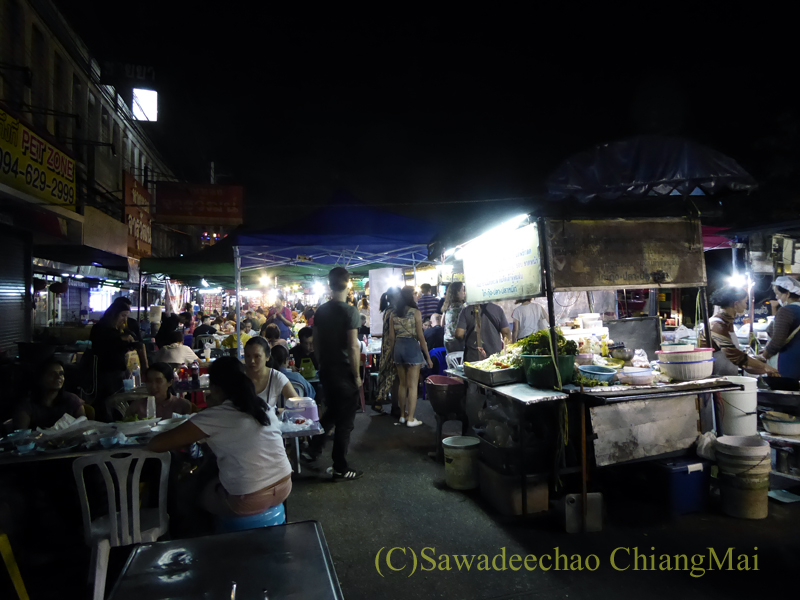 チェンマイのチャーンプアック市場の夜の屋台街