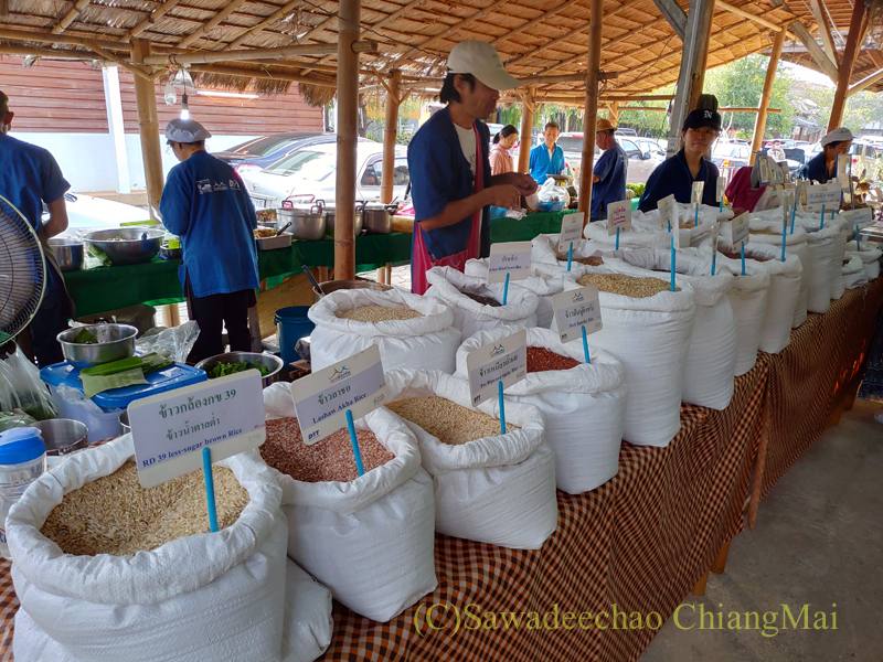 チェンマイにあるJJ日曜安全食品定期市の大きな東屋内の米屋