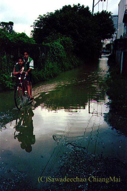 1994年の大洪水の時のチェンマイの路地の自転車