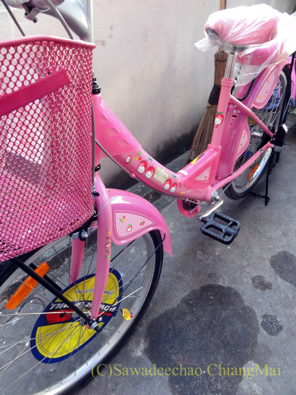 チェンマイのスーパーマーケット、Big-Cで友人の娘に買ってやった子供用自転車