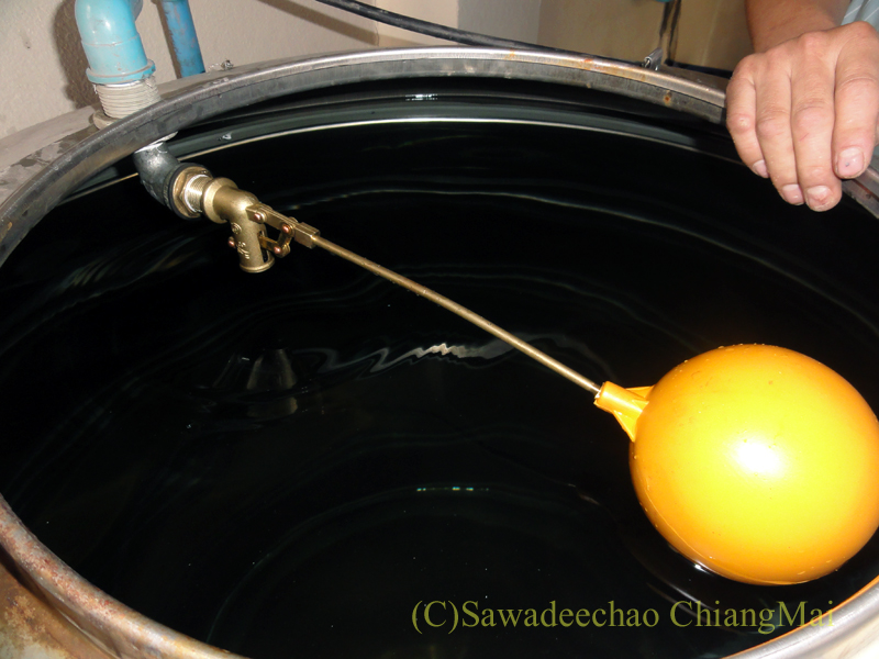チェンマイの自宅の壊れた水タンクに取り付けられた浮き球