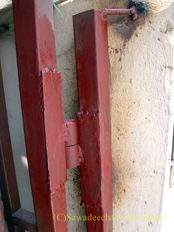 チェンマイの自宅の壊れて修理した門扉の蝶番