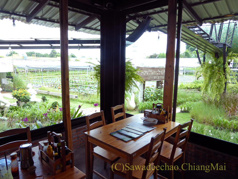 チェンマイのオーガニック農園レストラン、オーカチューの農園を眺めながら食事できる席