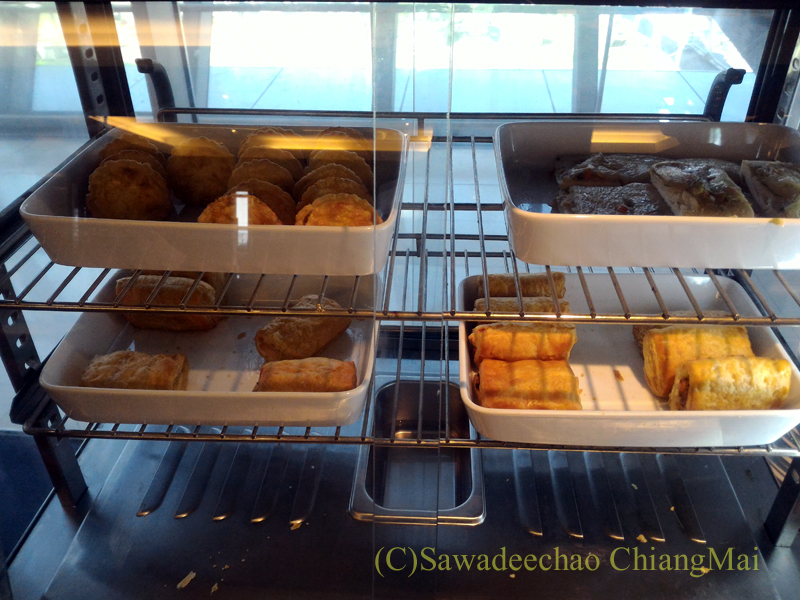 バンコク・スワンナプーム空港のTG国内線ラウンジのパイ類のコーナー