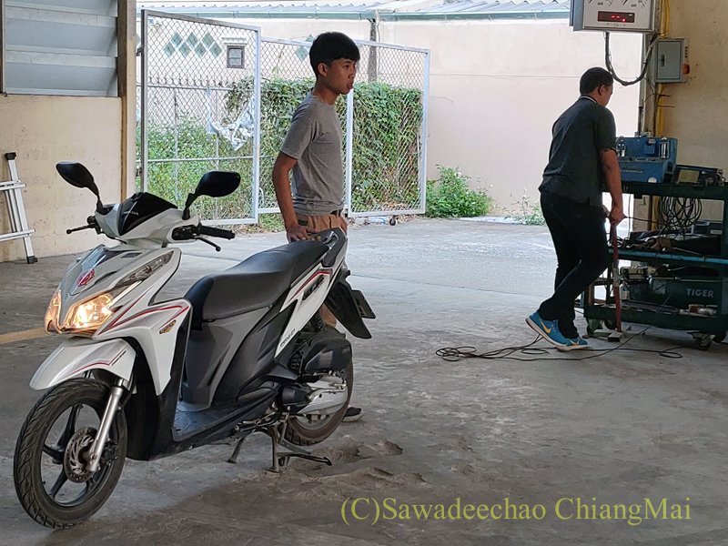 チェンマイの車バイクの検査場での検査の様子