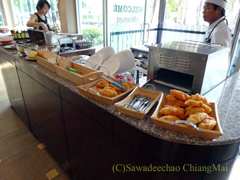 タイのチェンラーイにあるダイヤモンドパークインホテルのレストランの朝食のパン