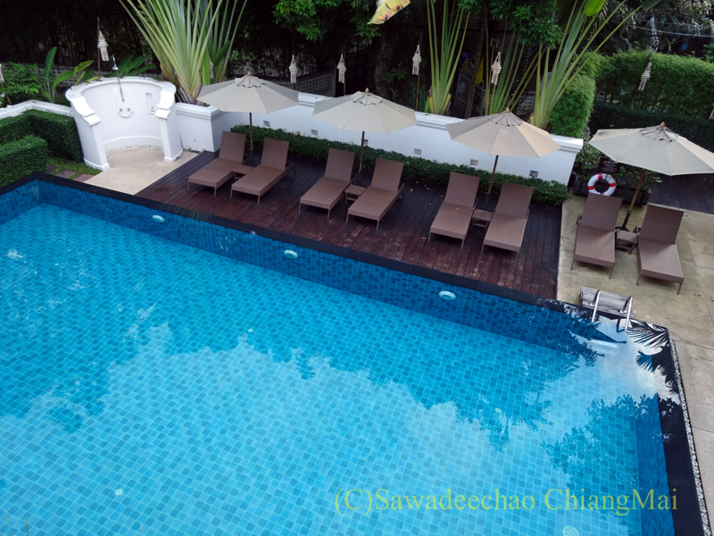 チェンマイにあるピンナカラブティックホテル&スパのプール