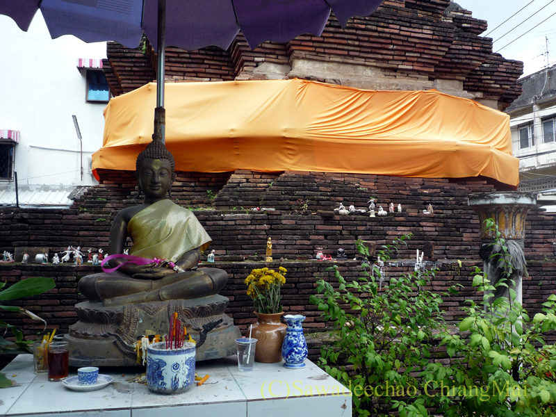 チェンマイ市内やや北部のチャーンプアック・バスターミナルからほど近い場所にある廃寺ワット・パーオーイに安置されている仏像