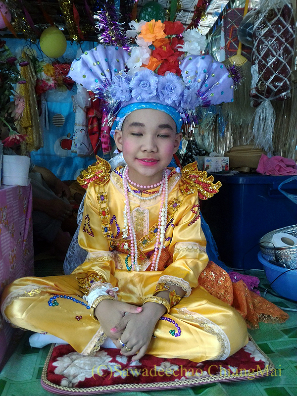タイヤイ（シャン族）の出家得度式ポーイサーンローンの民族衣装を着た子供