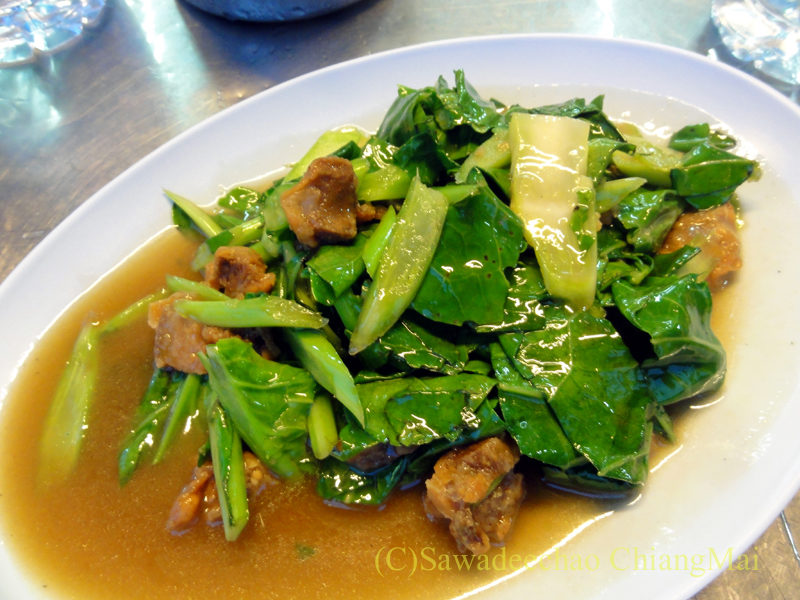 チェンマイの大衆中華レストラン、ティパロット（味露飯店）の豚三枚肉のカリカリ揚げとカイラン菜の炒め物