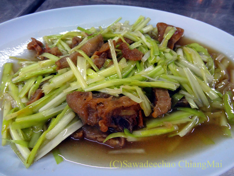 チェンマイの大衆中華レストラン、ティパロット（味露飯店）の豚スペアリブと黄ニラの炒めもの