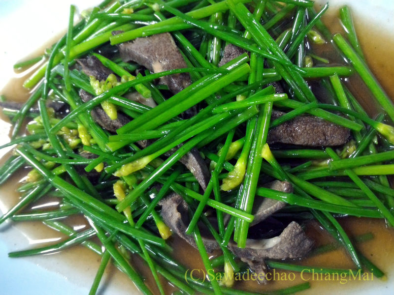 チェンマイの大衆中華レストラン、ティパロット（味露飯店）の豚レバーとニラのつぼみの炒め物