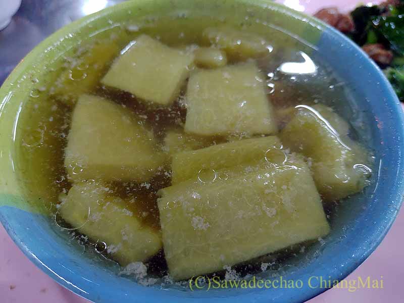 チェンマイのティパロット（味露飯店）のニガウリと豚スペアリブの蒸しスープ