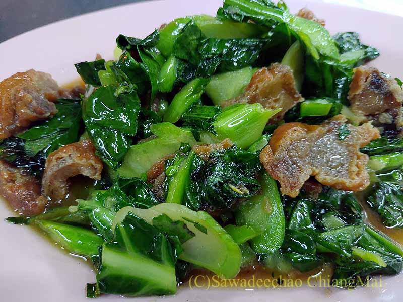 チェンマイのティパロット（味露飯店）の豚バラ肉とカイラン菜の炒め物