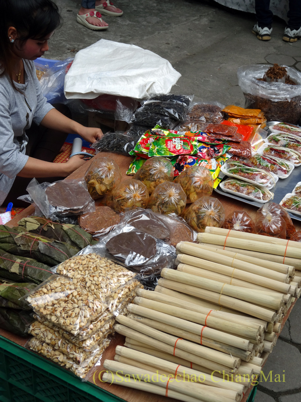 チェンマイのワットパーパオのアーサーラハブーチャー（三宝節）の納豆売り
