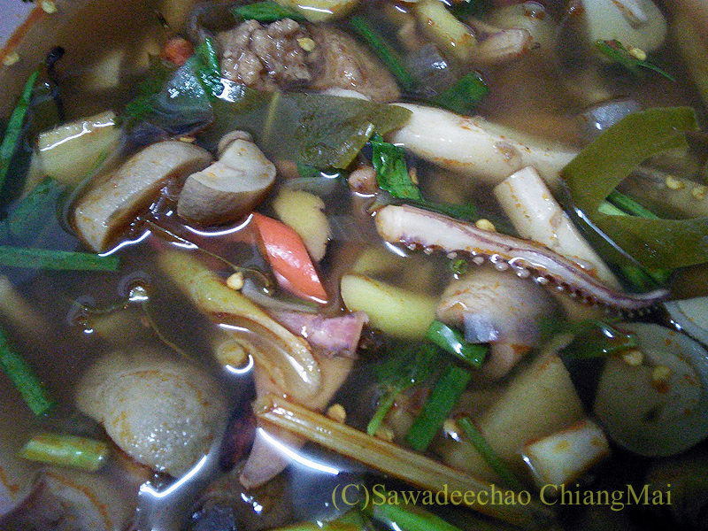 チェンマイで近所のおばさんにごちそうになったイカのトムヤムスープ