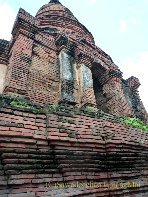 チェンマイ市内中心部にある廃寺、ワット・ロムポーの仏塔の中央部