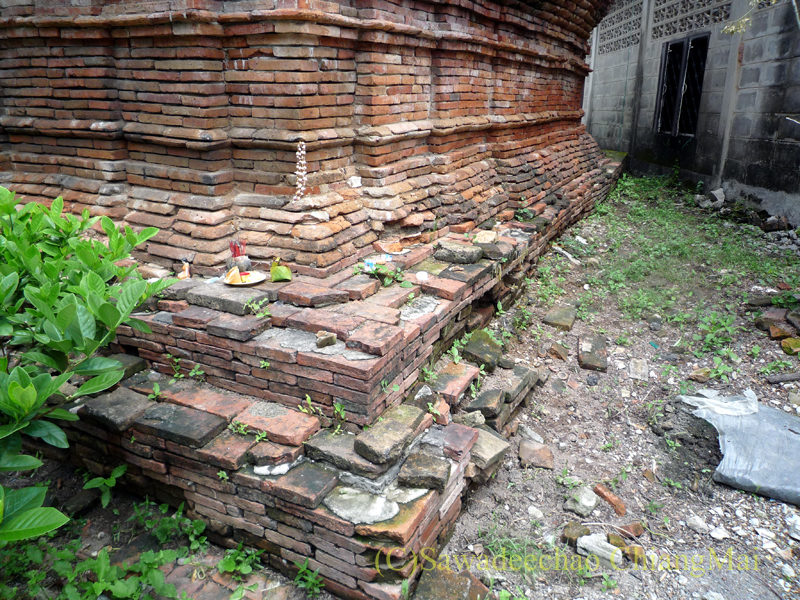 チェンマイ市内中心部にある廃寺、ワット・ロムポーの仏塔の基壇