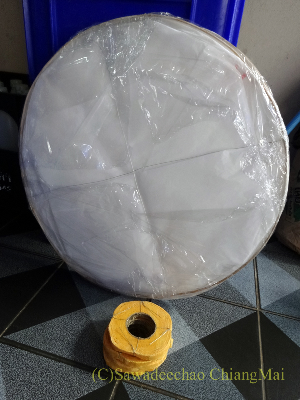 チェンマイの仏具店で購入したコムローイ（熱気球）