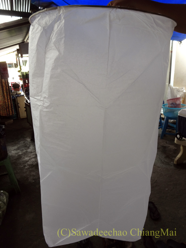 チェンマイのローイクラトン祭りの熱気球を広げたところ