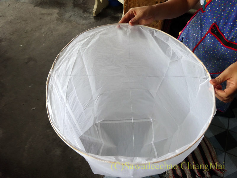 チェンマイのローイクラトン祭りの熱気球の内部