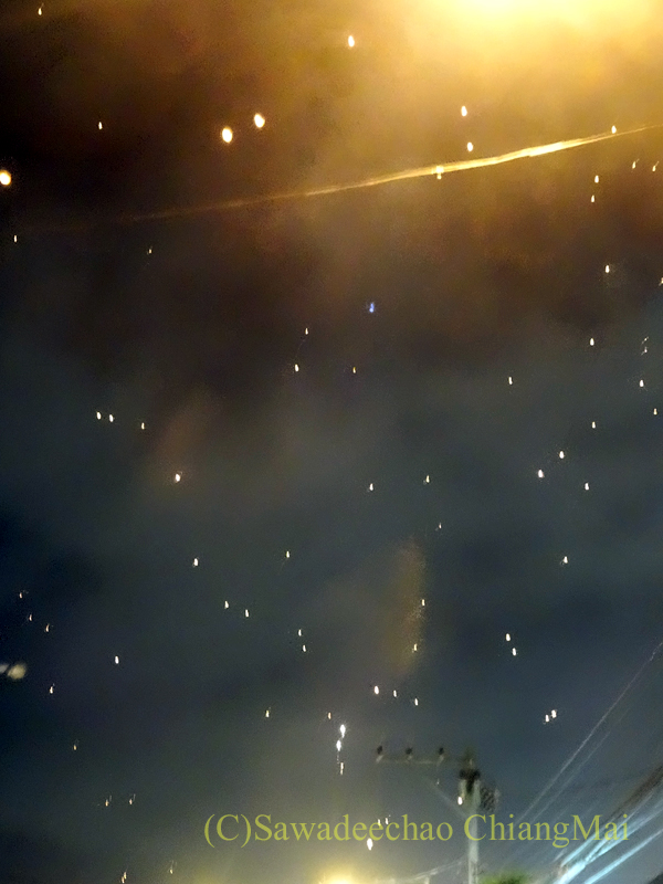 チェンマイのローイクラトン祭りの空の熱気球
