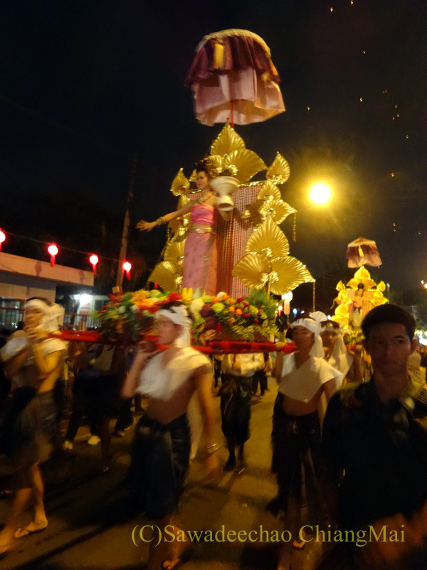 チェンマイのローイクラトン祭りのみこし風の山車