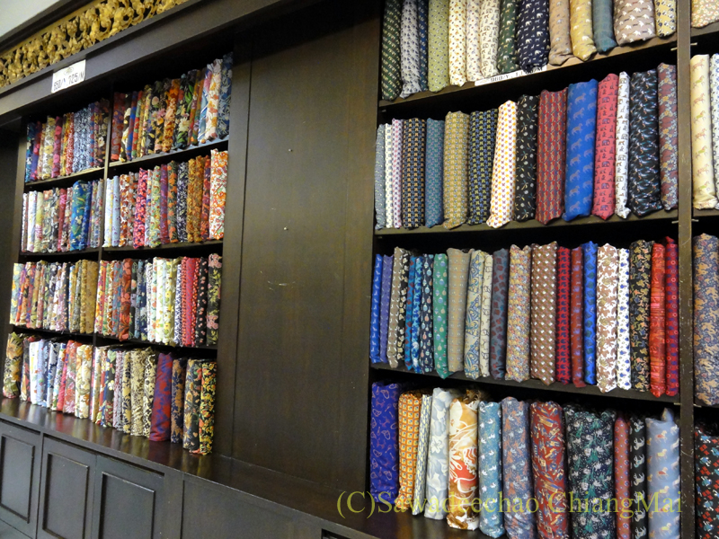 チェンマイにあるタイシルクの店シナワトラタイシルクの布の棚