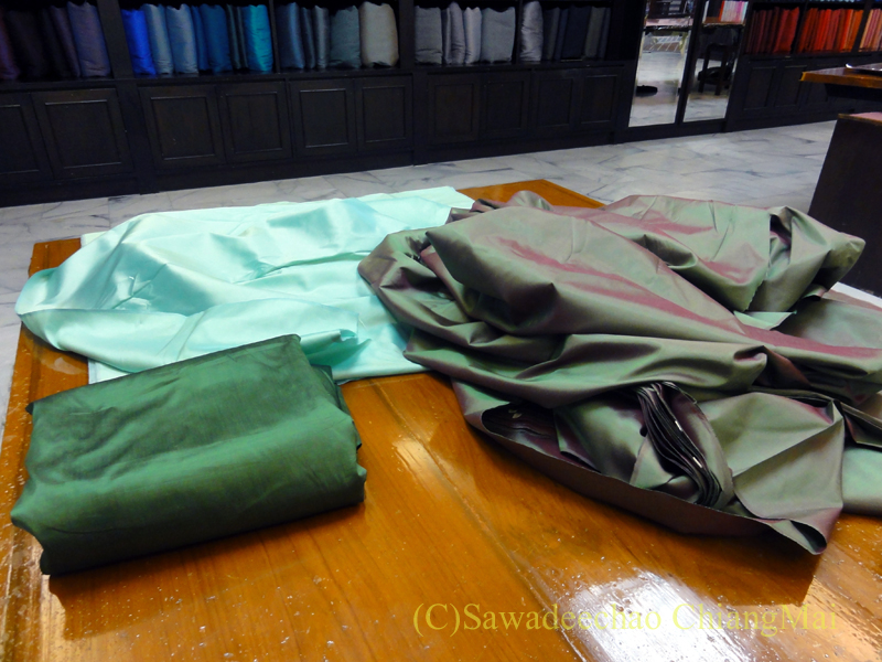 チェンマイにあるタイシルクの店シナワトラタイシルクの布選び