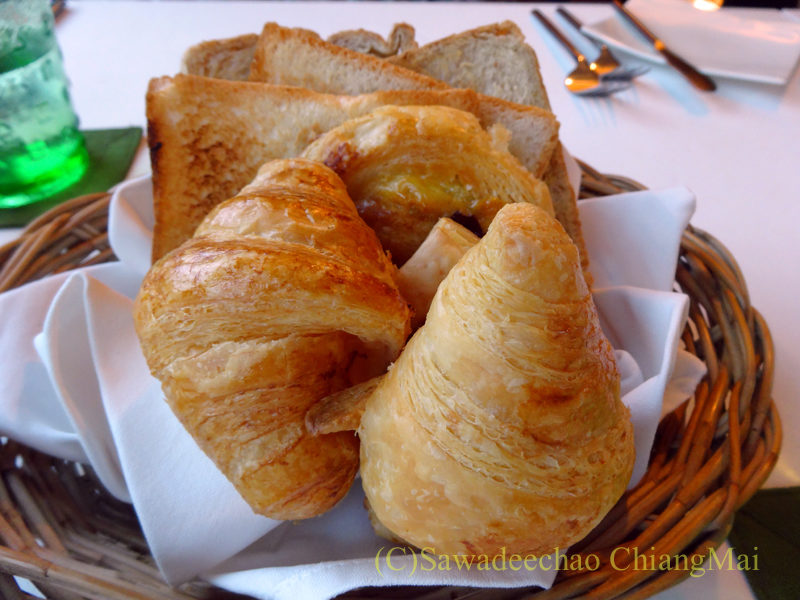 タイのピサヌロークにあるヨディアヘリテージホテルの朝食のパン