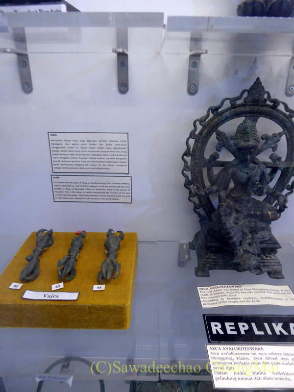 インドネシア、ソロ（スラカルタ）のラジャプスタカ博物館の仏具
