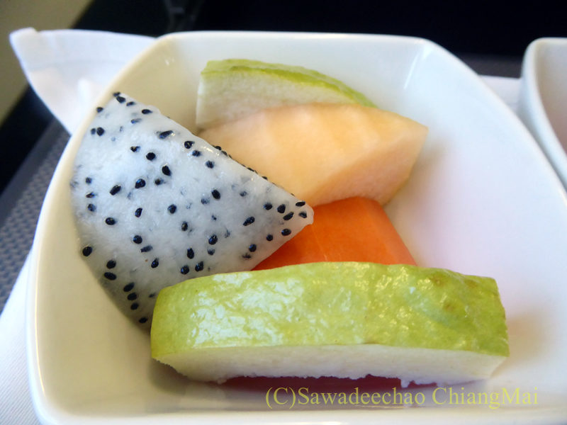 キャセイパシフィック航空CX700便ビジネスクラスで出た機内食のフルーツ