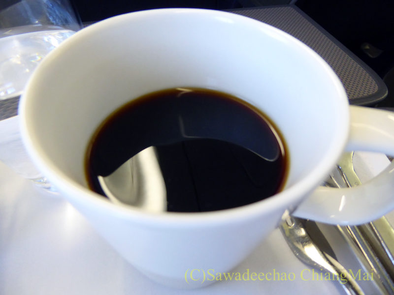 キャセイパシフィック航空CX700便ビジネスクラスで出た機内食のコーヒー