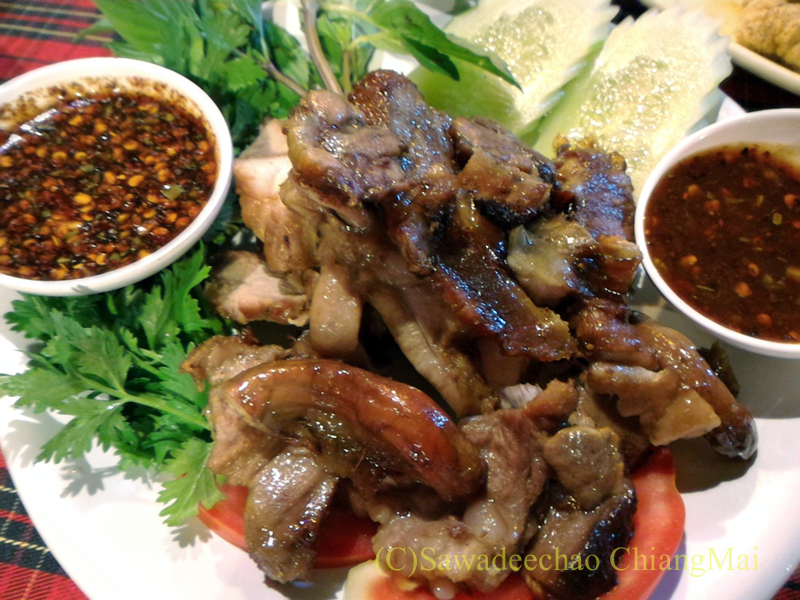 チェンマイの有名北タイ料理レストラン、ゲーンローンバーンスワンのヤーンルアム
