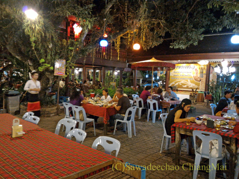 チェンマイの有名北タイ料理レストラン、ゲーンローンバーンスワンの屋外席