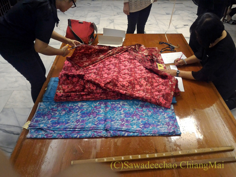 チェンマイにあるタイシルクの店シナワトラタイシルクの布の裁断