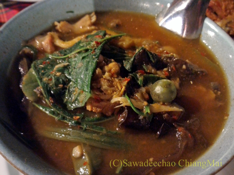 チェンマイの有名北タイ料理レストラン、ゲーンローンバーンスワンのゲーンケーゴップ