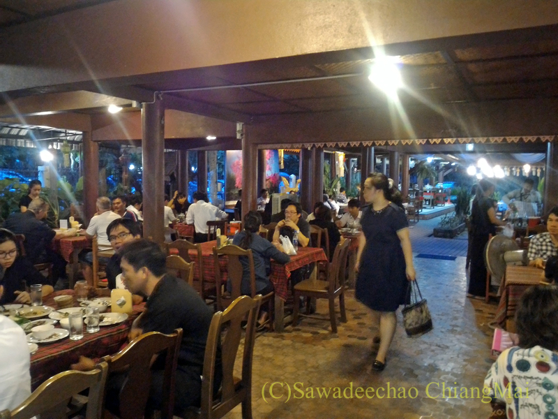 チェンマイの有名北タイ料理レストラン、ゲーンローンバーンスワンの屋内席