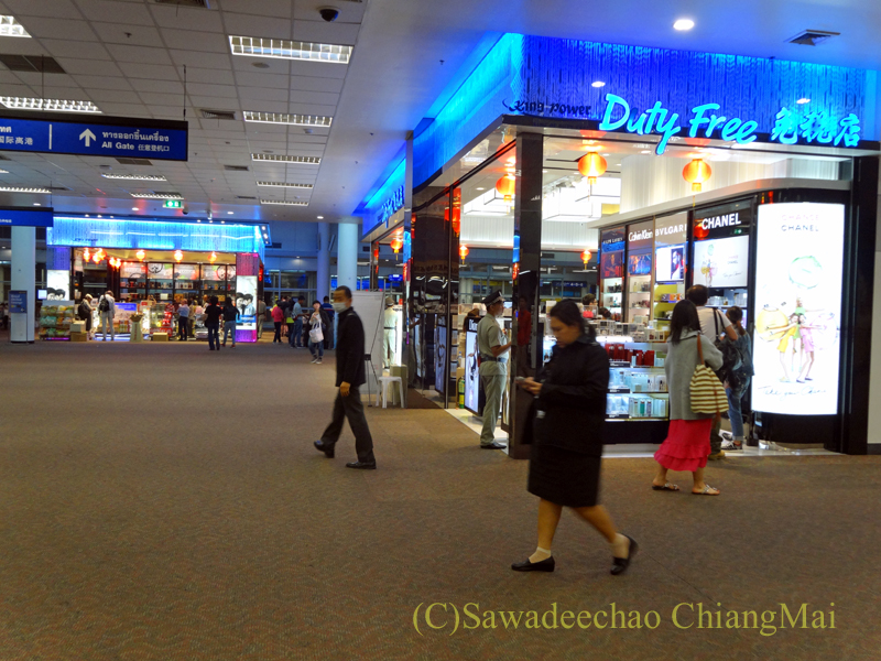 チェンマイ空港国際線ターミナルの搭乗ゲート前の免税店