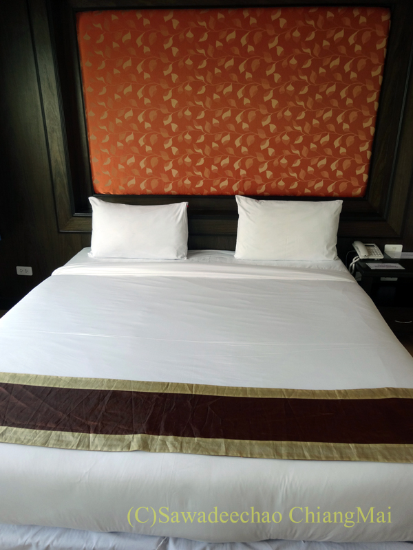 タイのメーサーイにあるピヤポーンバビリオンホテルのベッド