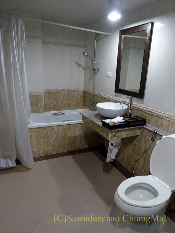 タイのメーサーイにあるピヤポーンバビリオンホテルのバスルーム概観