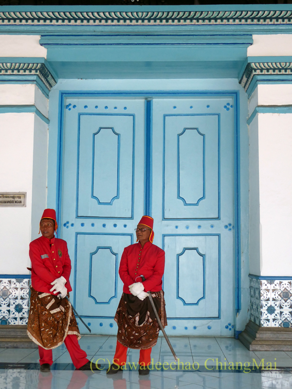 インドネシアのソロ（スラカルタ）のカスナナン王宮の門番